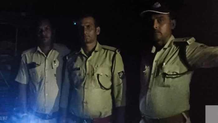 सतना में पहाड़ी के दुर्गम रास्ते से गुजर रहा था वाहन, वन अमले ने घेराबंदी कर दबोचा