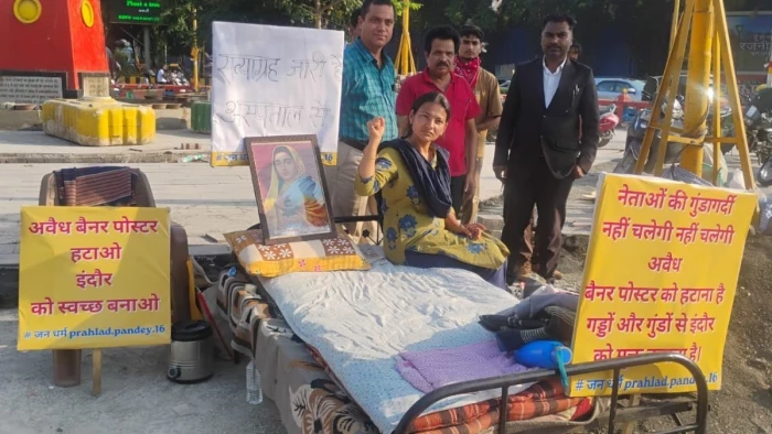 इंदौर में बड़ा होर्डिंग गिरा, युवक को आई चोट, आठ दिन से भूख हड़ताल पर बैठे समाजसेवी की तबीयत बिगड़ी