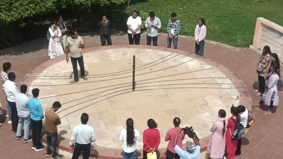 आज से शरद ऋतु प्रारंभ, अब दिन छोटे और रातें होंगी लंबी, उज्जैन में ‘शरद सम्पात’ देखने जीवाजी वेधशाला पहुंचे खगोलप्रेमी