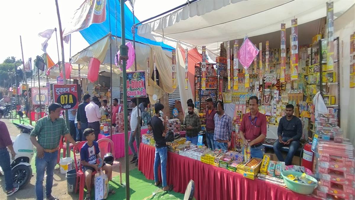 Diwali 2022: महंगे पटाखे, उत्पादन कम, फिर भी बाजार में लगा खरीददारों का तांता - Diwali 2022 Expensive crackers less production yet influx of buyers in the market