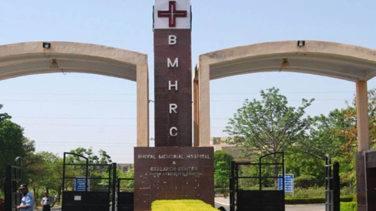 Wrapper सहित दवा निगल गया मरीज, आहार नली में फंसा... BMHRC ने किया सफल उपचार