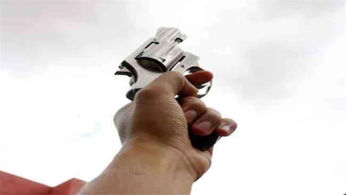 हवाई फायरिंग से बच्ची की मौत के आरोप में गिरफ्तार करने पहुंची पुलिस, रिटायर्ड DSP के घर लटका मिला ताला