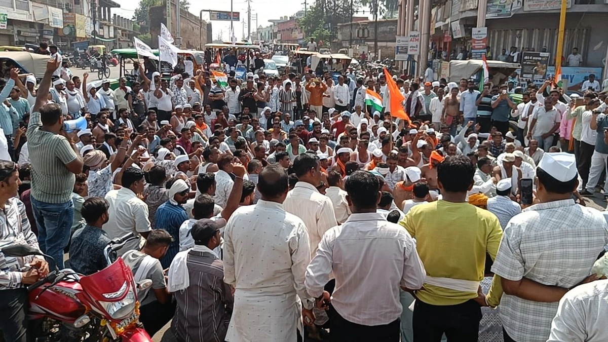 केले की एमएसपी और फसल बीमा का लाभ दिलाने की मांग को लेकर बुरहानपुर में किसानों का प्रदर्शन