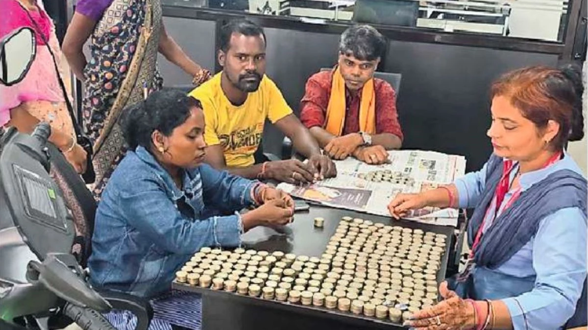 CG News: सालों की बचत से किसान ने खरीदी स्कूटी, 40 हजार सिक्कों से किया पेमेंट तो हैरान रह गया शो-रूम