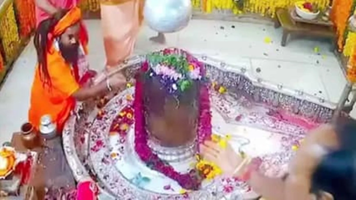 उज्जैन में महाकाल मंदिर के गर्भगृह में परंपरा को लेकर साधु-पुजारी में विवाद, हो गई हाथापाई