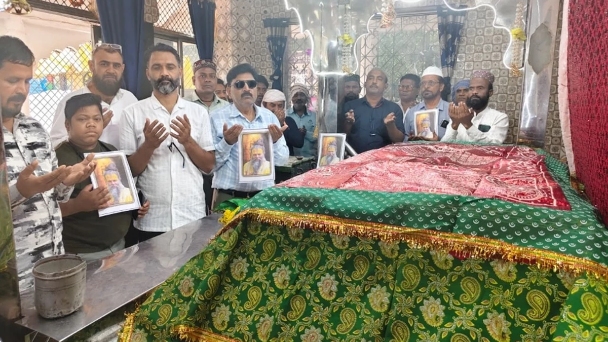 संत प्रेमानंद महाराज के स्‍वास्‍थ्‍य लाभ की कामना में मुस्लिमों ने मांगी दुआ, चढ़ाई चादर