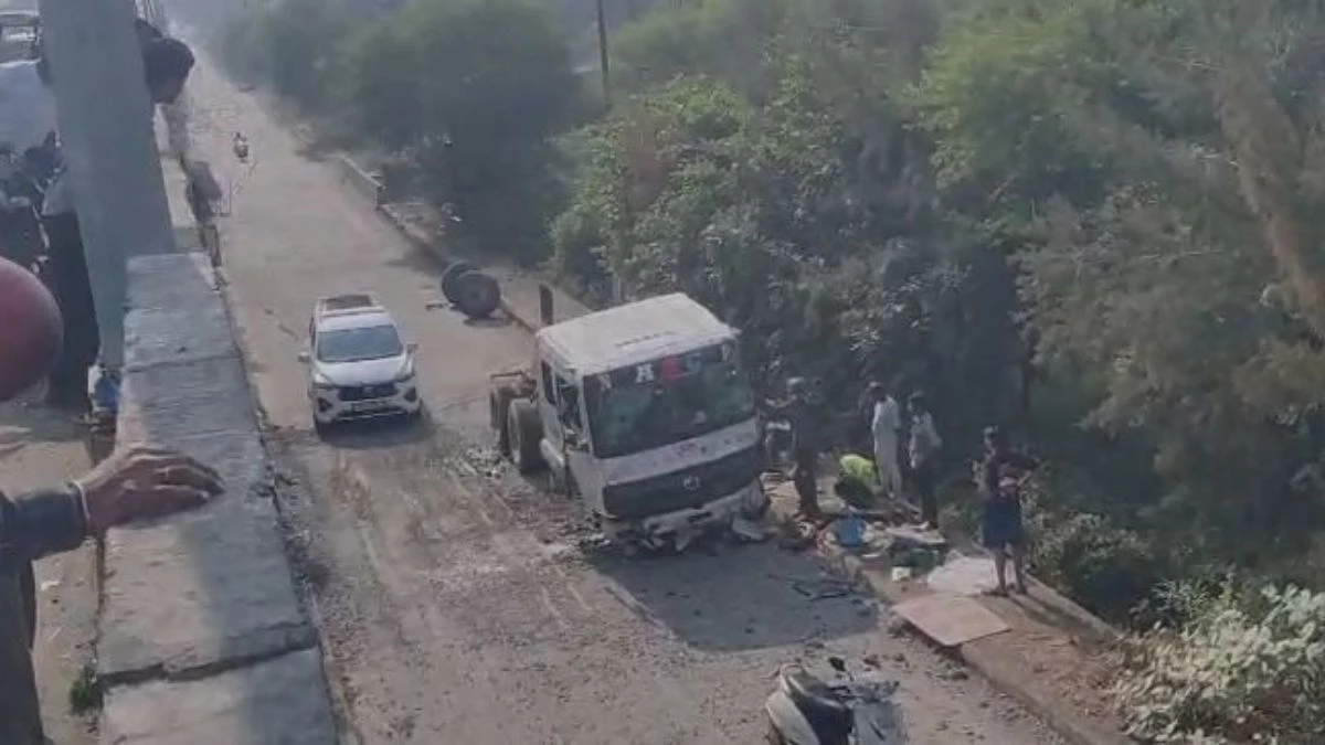 भोपाल एयरपोर्ट रोड पर हादसा, गाय को बचाने के प्रयास में ब्रिज की दीवार तोड़कर 20 फीट नीचे गिरा ट्राला, 3 घायल
