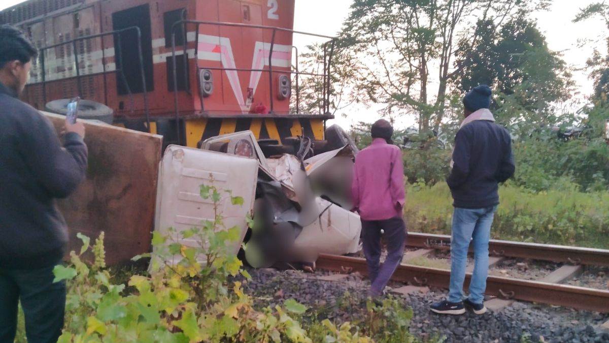 अनूपपुर में बिना फाटक की रेलवे क्रॉसिंग पर ट्रेन से टकराई पिकअप, एक का सिर धड़ से अलग, 6 घायल