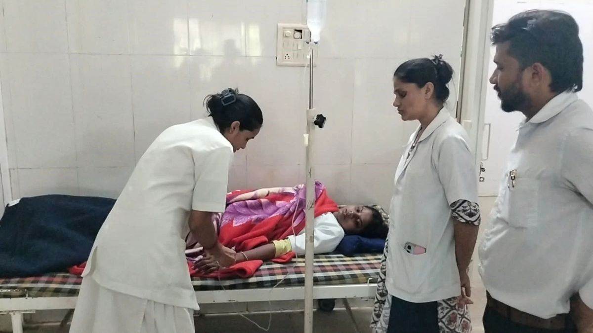 बड़वानी में 11 दिन से धरने पर बैठीं नर्सिंग छात्राओं की बिगड़ने लगी सेहत, एक अस्पताल में भर्ती