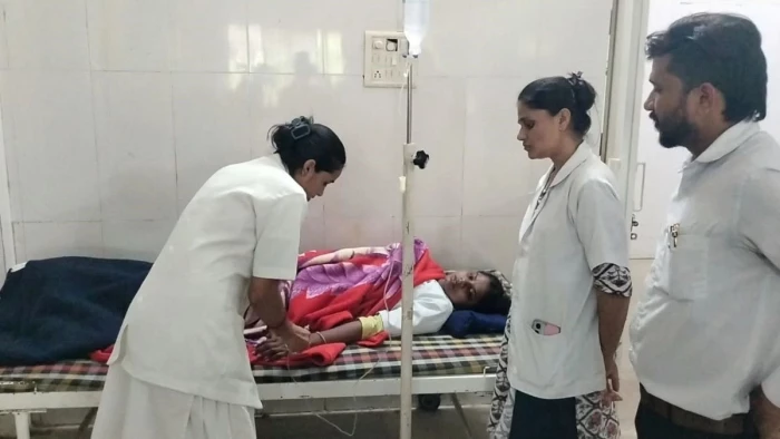 बड़वानी में 11 दिन से धरने पर बैठीं नर्सिंग छात्राओं की बिगड़ने लगी सेहत, एक अस्पताल में भर्ती