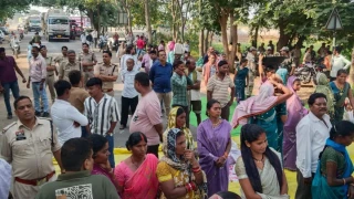 CG में किसानों का आंदोलन, ट्रैक्टर मार्च रोकने पर NH-353 पर बैठे किसान; वाहनों की लगी लंबी लाइन