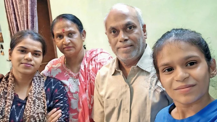 रायपुर के विसर्जन के दौरान तालाब में डूब रहे थे दो बच्चे, 53 साल की बनलता शुक्ला ने कूदकर मौत के मुंह से निकाला