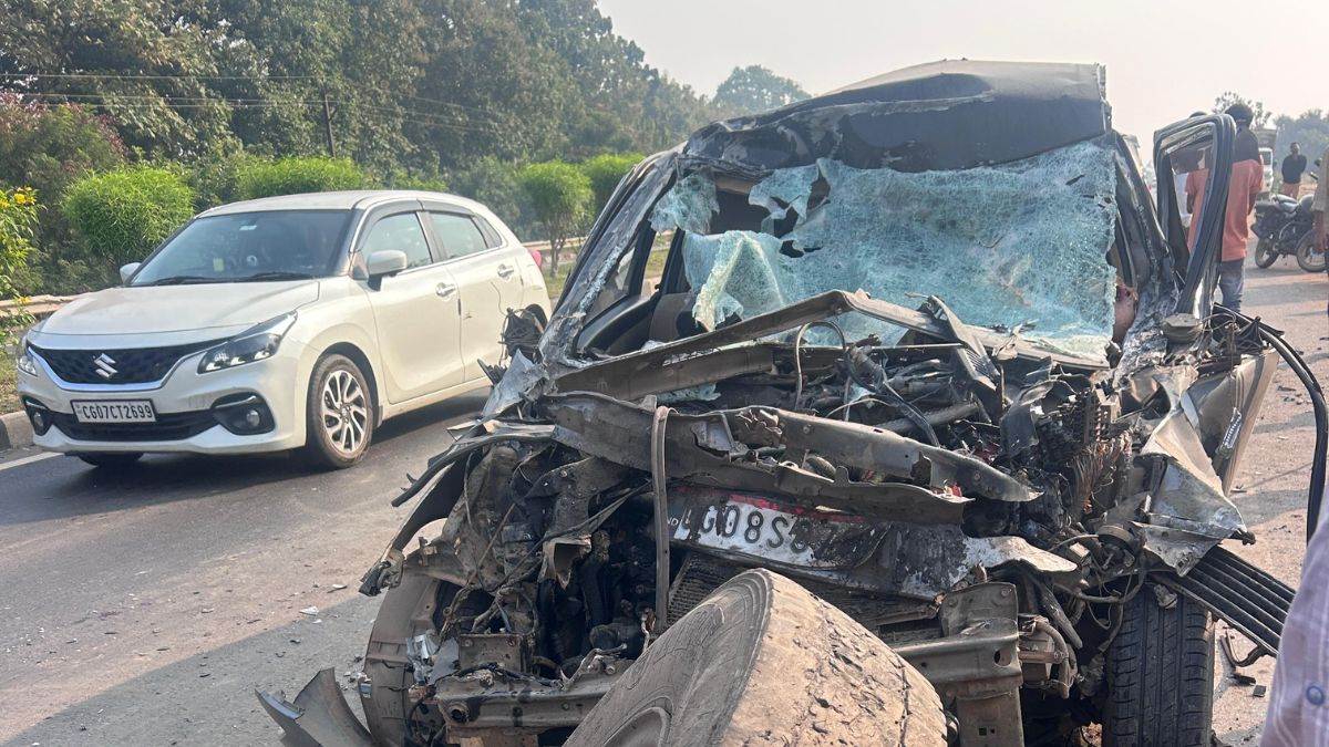 महासमुंद में NH-53 पर भीषण हादसा, संबलपुर से लौट रही कार ट्रक में घुसी, दो महिलाओं की मौके पर मौत; तीन घायल
