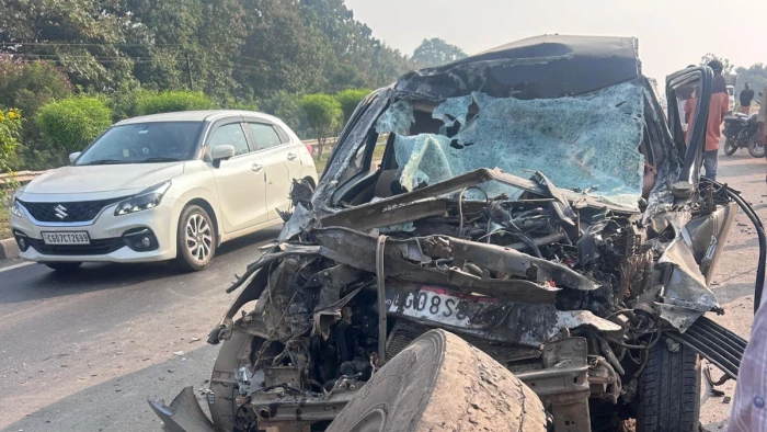 महासमुंद में NH-53 पर भीषण हादसा, संबलपुर से लौट रही कार ट्रक में घुसी, दो महिलाओं की मौके पर मौत; तीन घायल