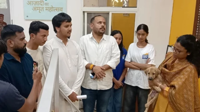 खरगोन में कुत्तों के आतंक से परेशान लोगों ने सीएमओ को कुत्ते का पिल्ला सौंपकर जताया विरोध