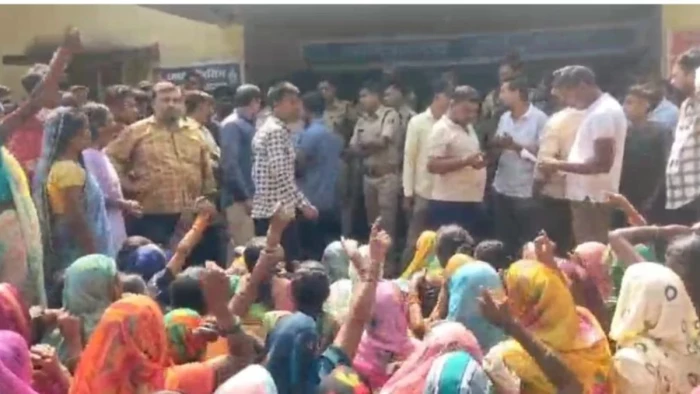 कोरबा में 7 वर्षीय बच्ची की हत्या से आक्रोश, हत्यारे को फांसी देने की मांग, ग्रामीणों ने पुलिस चौकी घेरी