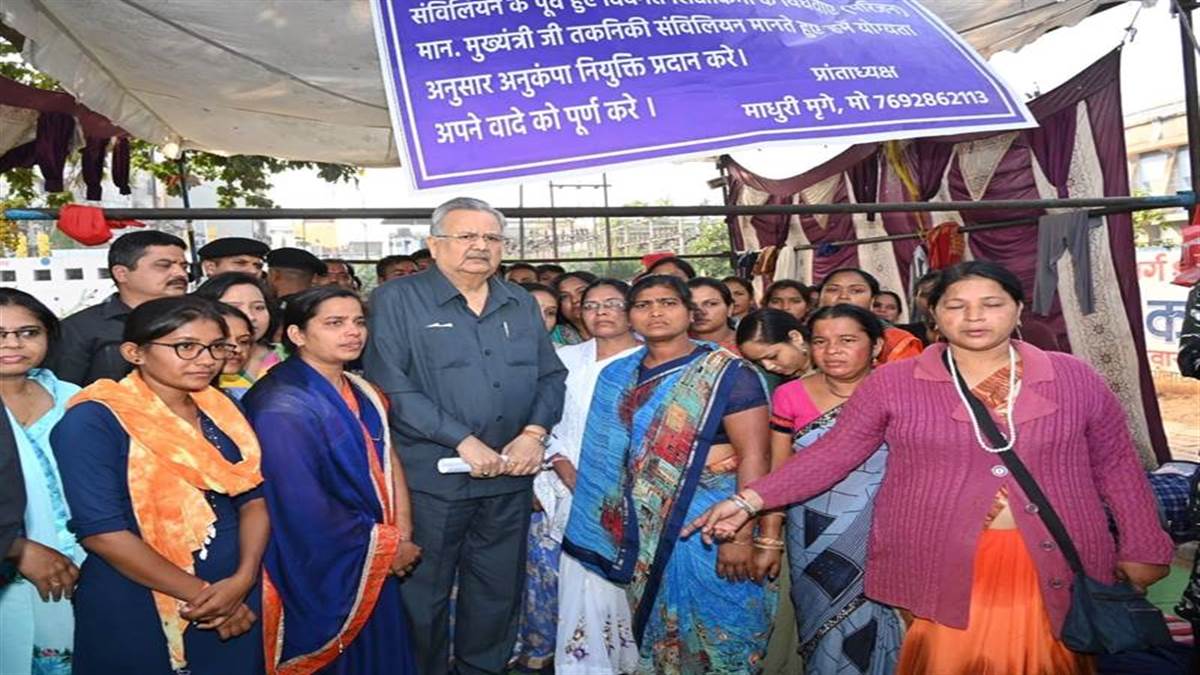 Raipur News: बूढ़ातालाब में छलांग लगाने वाली विधवा महिलाओं को समर्थन देने के पहुंचे पूर्व सीएम रमन सिंह, कहा- सरकार मांग करें पूरा