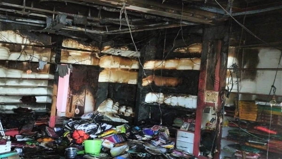 Bhind News: शार्ट सर्किट से साड़ी शोरूम में लगी आग, नगर परिषद के पास फायर ब्रिगेड के लिए बजट का अभाव