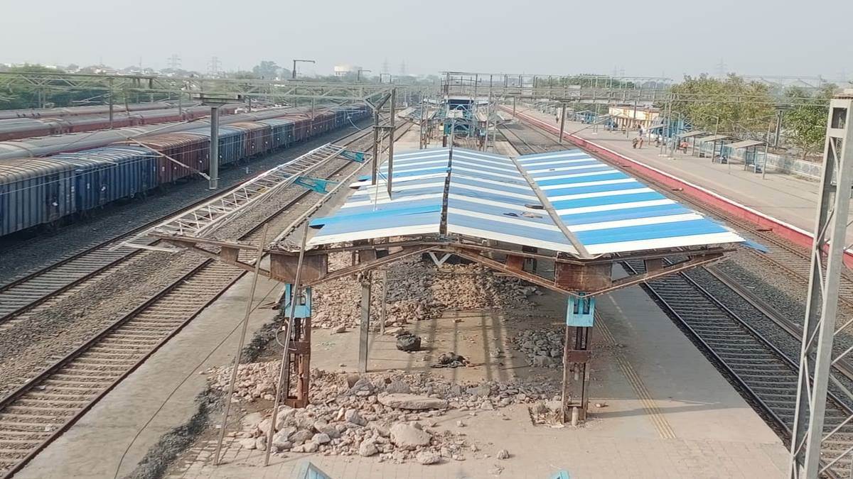 Indore Lakshmibai Railway Station: लक्ष्मीबाई रेलवे स्टेशन पर शुरू हुआ निर्माण, प्लेटफार्म दो और तीन की बढ़ा रहे ऊंचाई - Indore Railway Station Construction started at Lakshmibai ...