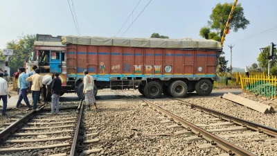 स्लीमनाबाद के पास रेलवे स्टेशन पर ट्रक की स्टेयरिंग रोड ब्रेकर… रीवा-जबलपुर इंटरनैशनल चंद मिनट पहले ही गुजरी, बड़ा हादसा ताला
