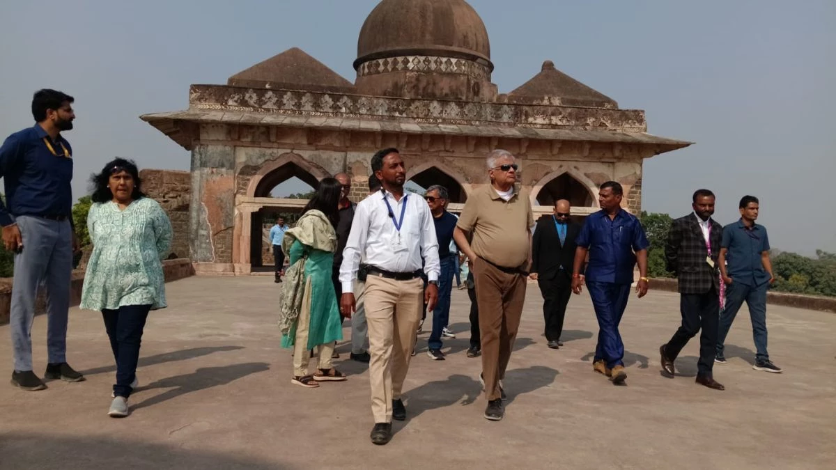 इंडोनेशिया के पूर्व राष्ट्रपति रानिल विक्रमसिंघे द्वीप मांडू, ऐतिहासिक स्मारक को निहारा