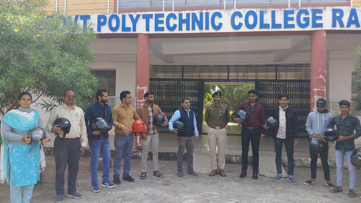 13 कर्मचारी बिना हेलमेट आए कार्यालय, कटा 15 हजार चालान, कार्रवाई के लिए विभाग प्रमुखों को लिखेंगे पत्र