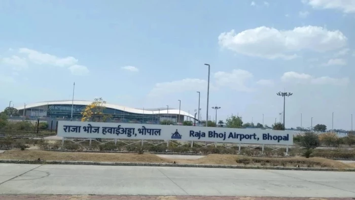 भोपाल एयरपोर्ट डायरेक्टर का अचानक निरीक्षण, साफ-सफाई में मिली लापरवाही, दिए गए सख्त निर्देश
