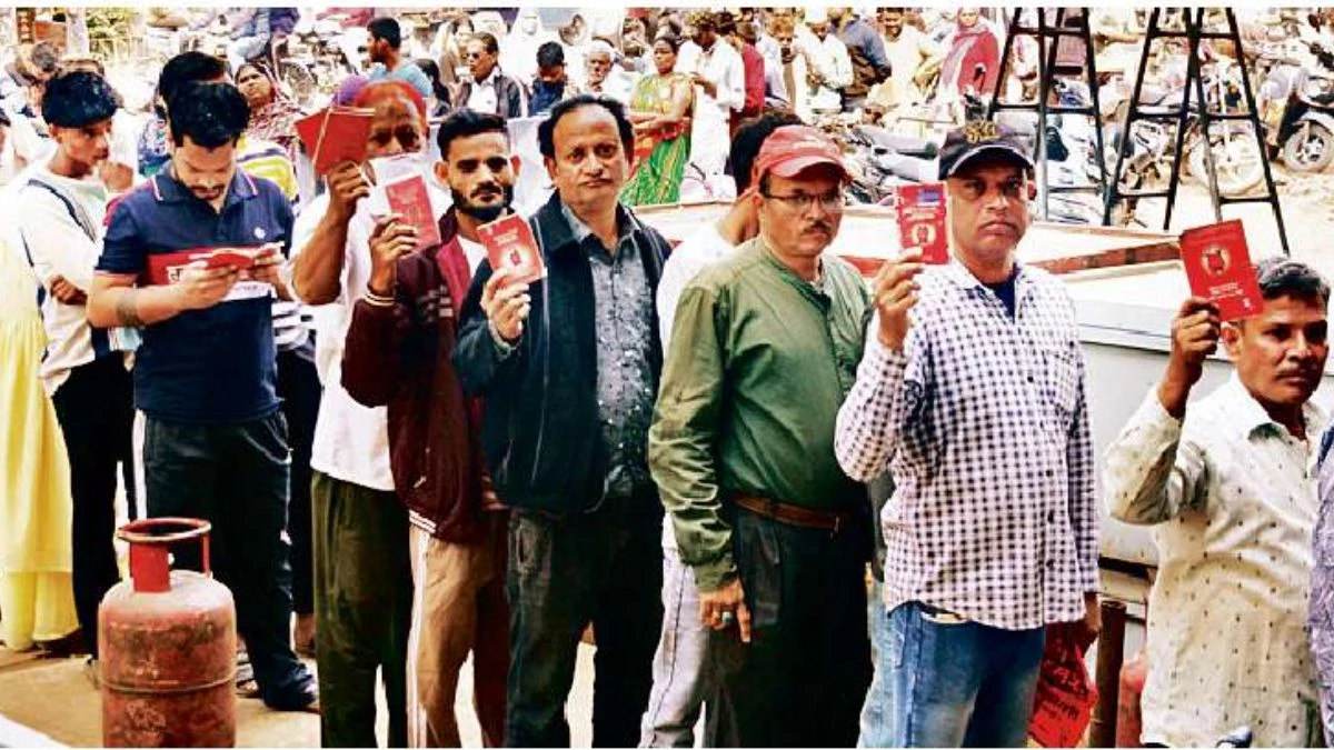 जबलपुर में घंटों लाइन में लगकर भी नहीं मिल रही LPG सिलेंडर, 20 दिनों से संकट में हजारों उपभोक्ता