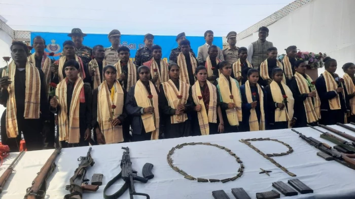 सुकमा में ₹1.84 करोड़ के इनामी 22 माओवादियों ने किया आत्म समर्पण, AK-47 समेत हथियार सौंपे