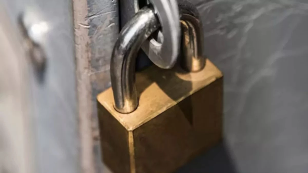 सोनोग्राफी सेंटर पर 'सिस्टम' की सर्जरी... एक्सरे टेक्नीशियन कर रहा था जांच, स्वास्थ्य विभाग ने जड़ा ताला