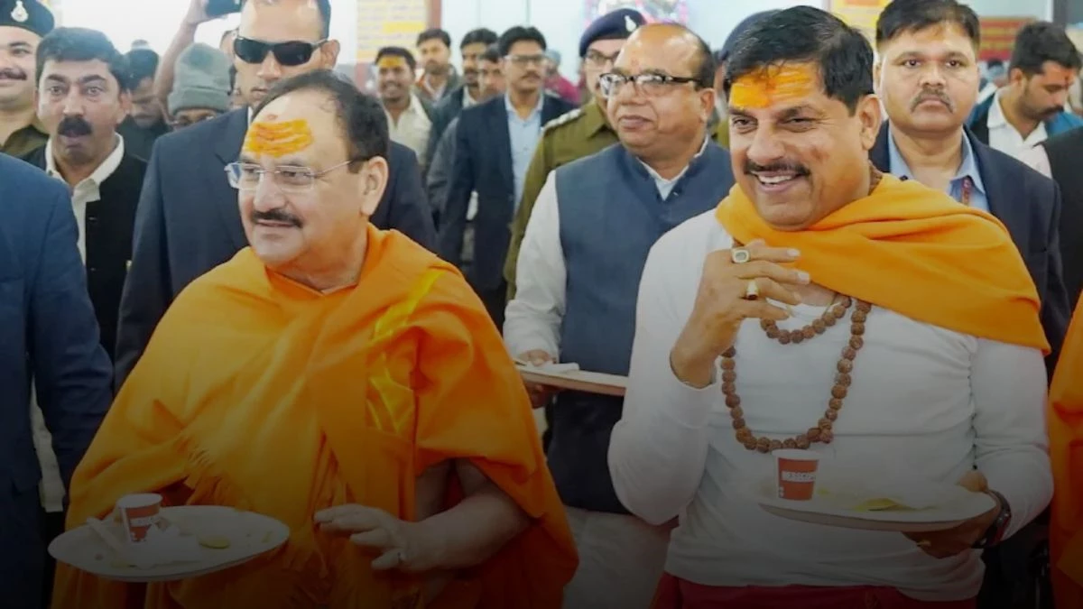 जेपी नड्डा और CM मोहन यादव ने किए महाकाल दर्शन, श्रद्धालुओं के साथ बैठकर खाया पोहा, खुद उठाई अपनी जूठी प्लेट