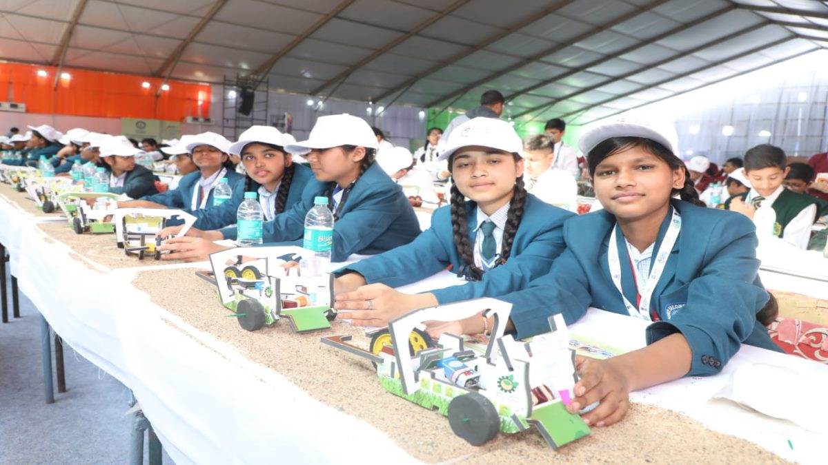Science Festival in Bhopal: विज्ञान महोत्सव में 1600 विद्यार्थियों ने तुरत-फुरत बनाया रोबोट, रच दिया विश्व कीर्तिमान