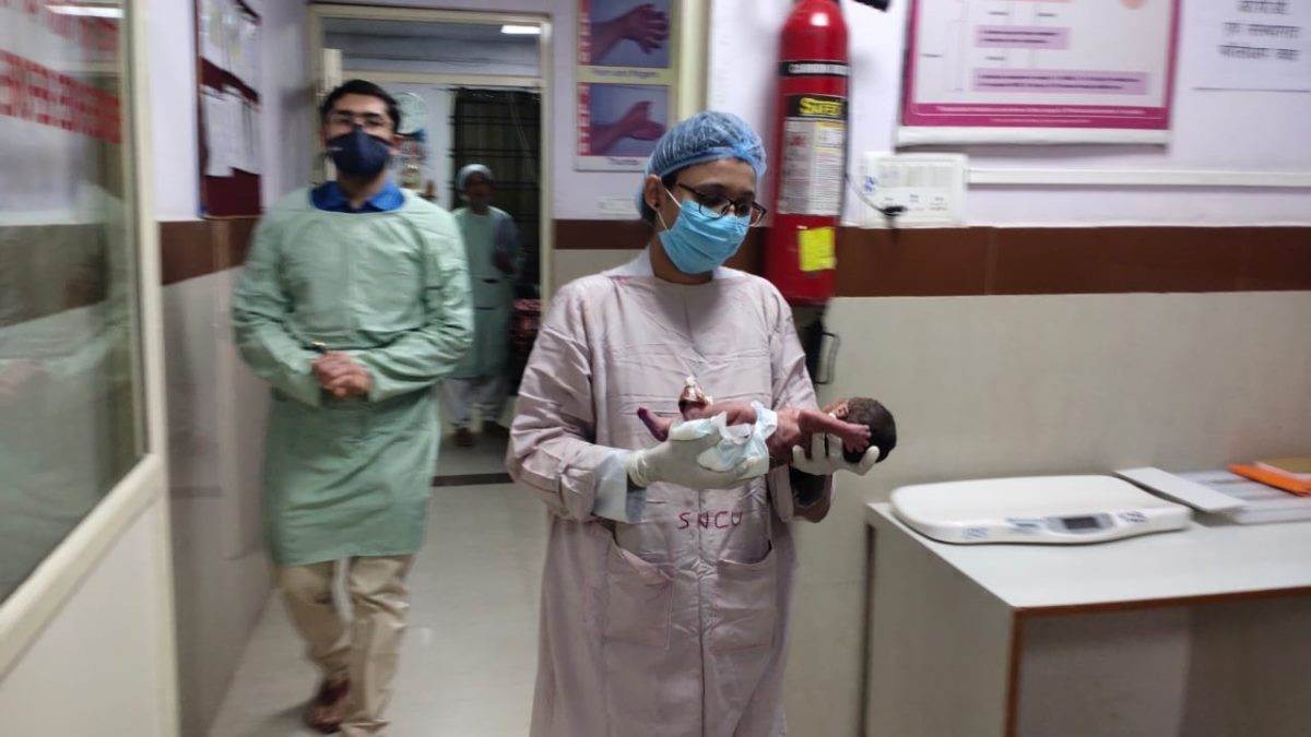 Betul News: नवजात को मुंह में दबाकर घूम रहा था कुत्ता, ग्रामीणों ने छुड़ाकर अस्पताल में भर्ती कराया