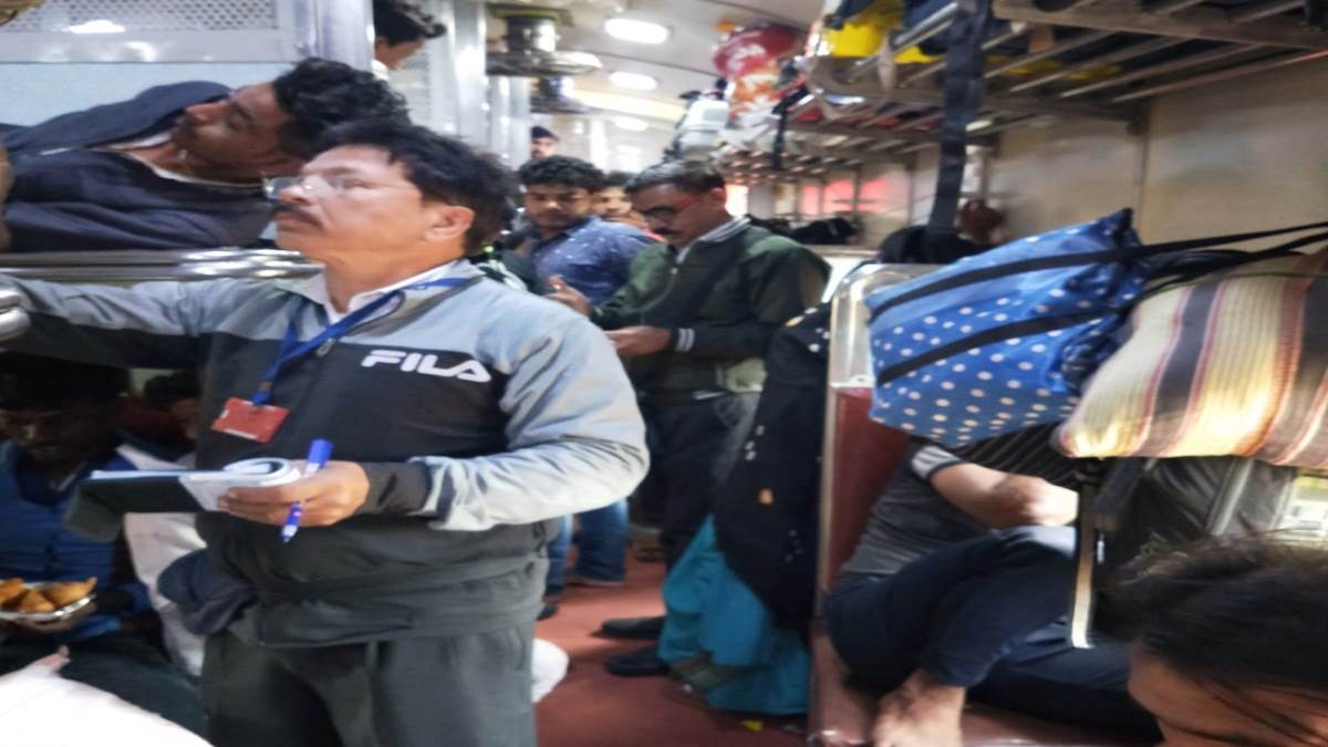 Bhopal Railway News : बिना टिकट यात्रा कर रहे 87 लोगों से वसूला 50 हजार जुर्माना