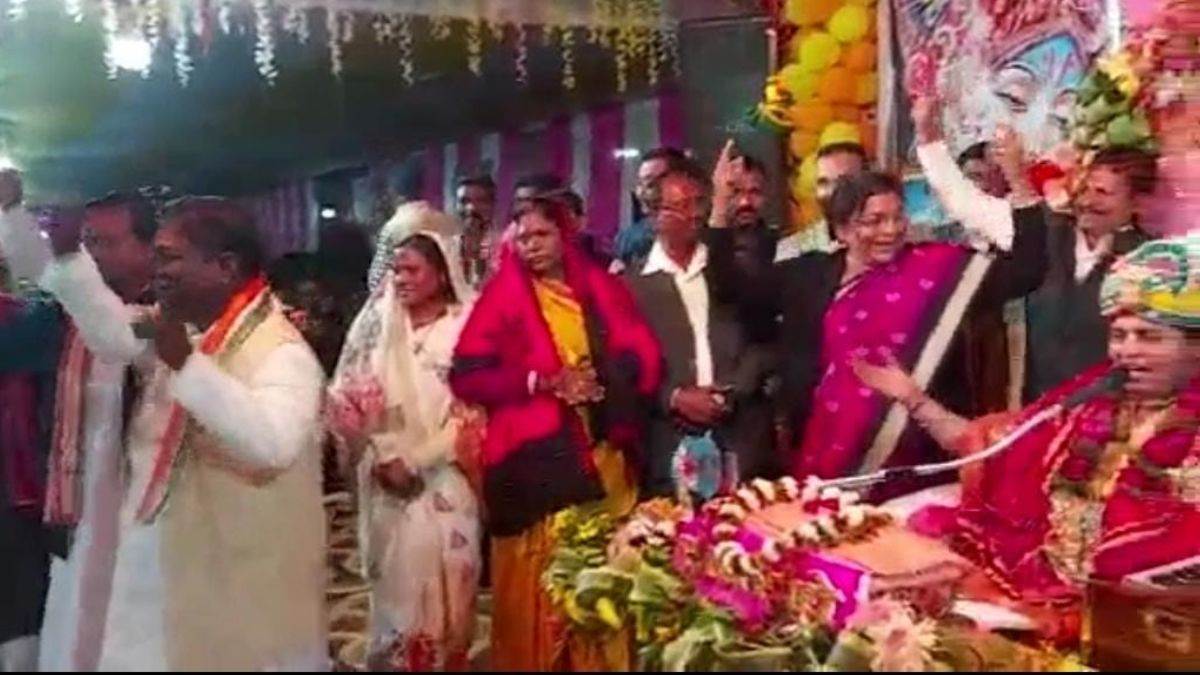 Shrimad Bhagwat Katha Ramanujganj: कृष्ण विवाह प्रसंग में जमकर झूमी केंद्रीय राज्यमंत्री रेणुका