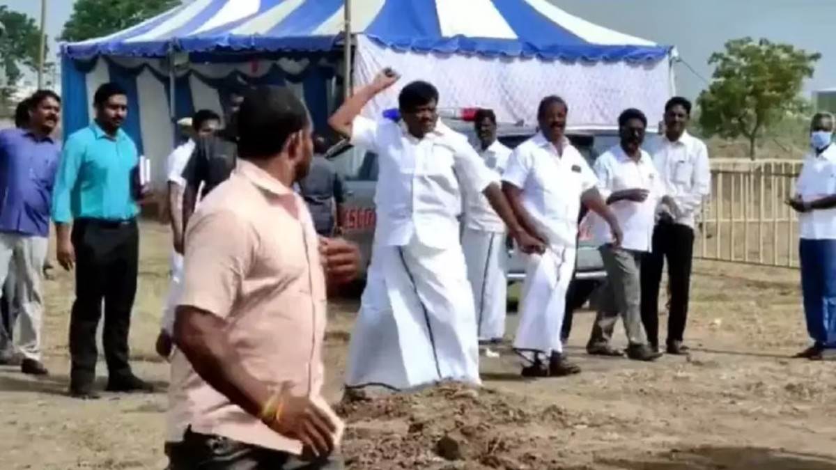 Tamil Nadu: कुर्सी लाने में हुई देरी तो मंत्री जी को आया गुस्सा, कार्यकर्ता पर फेंका पत्थर, देखें Video