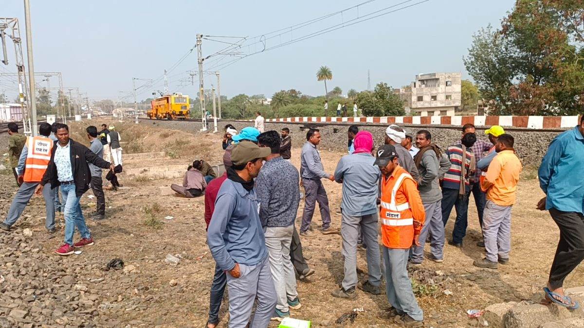 Vidisha Accident News: मेमू ट्रेन की चपेट में आने से दो गैंगमैन की मौत