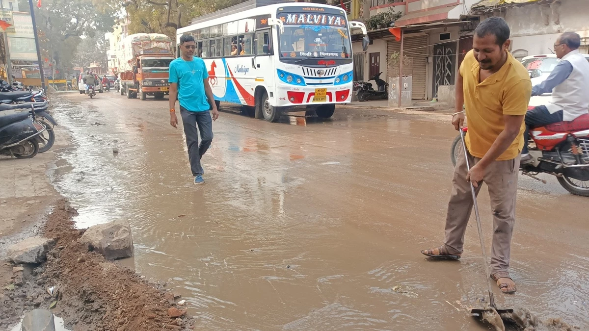 MP में और कितने भागीरथपुरा!  अब बड़वानी में सड़क पर बही सीवरेज की गंदगी, नलों में आया गंदा पानी!