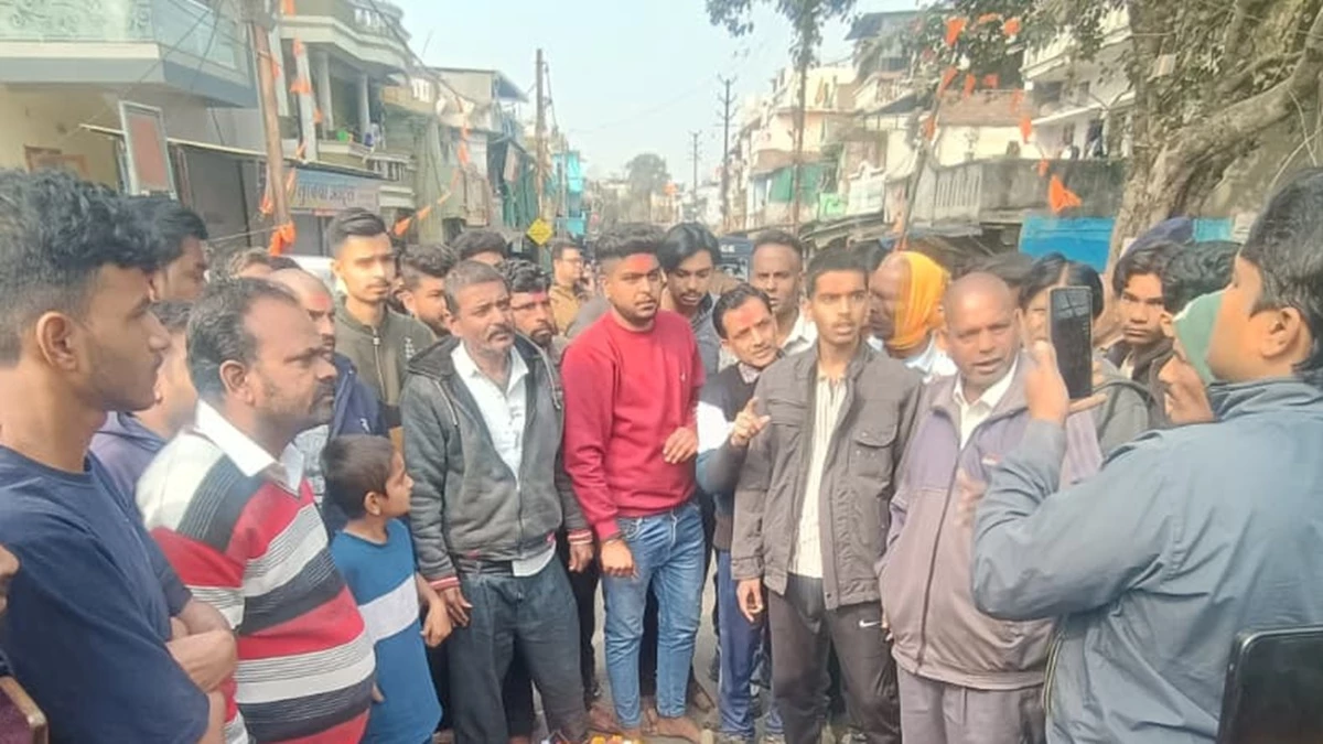 दूषित पानी से मौतों पर फूटा गुस्सा, शव सड़क पर रखकर किया चक्काजाम