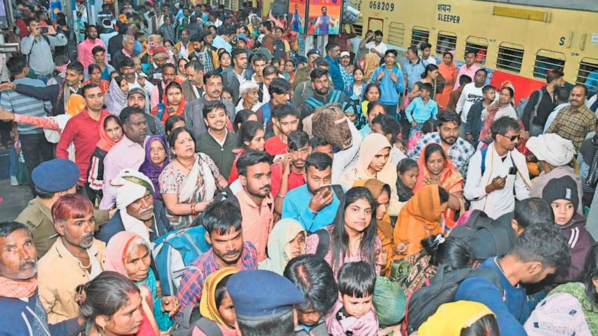 महाकुंभ में डुबकी लगाने ग्वालियर स्टेशन पर उमड़ी भीड़, रेलवे को कैंसल करनी पड़ी ट्रेन