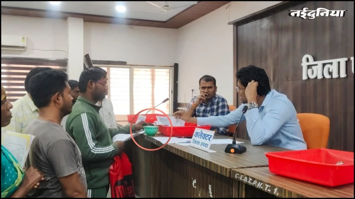 MP के हरदा में नगर परिषद ने नहीं दिया 12 हजार का भुगतान, कटोरा लेकर जनसुनवाई में पहुंचा मैकेनिक, कलेक्टर ने दिए जांच के आदेश