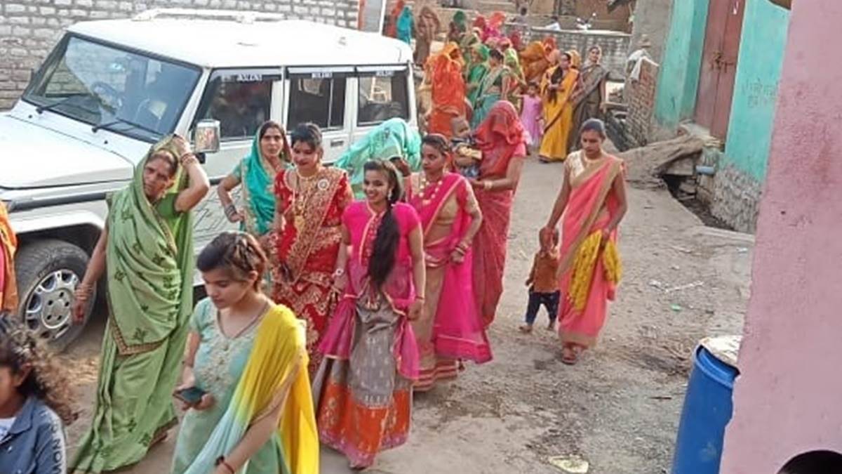 होली विशेष: मुरैना के शेखपुर गांव में निभाई जा रही 500 साल पुरानी परंपरा, श्रृंगार कर परिक्रमा करती हैं महिलाएं