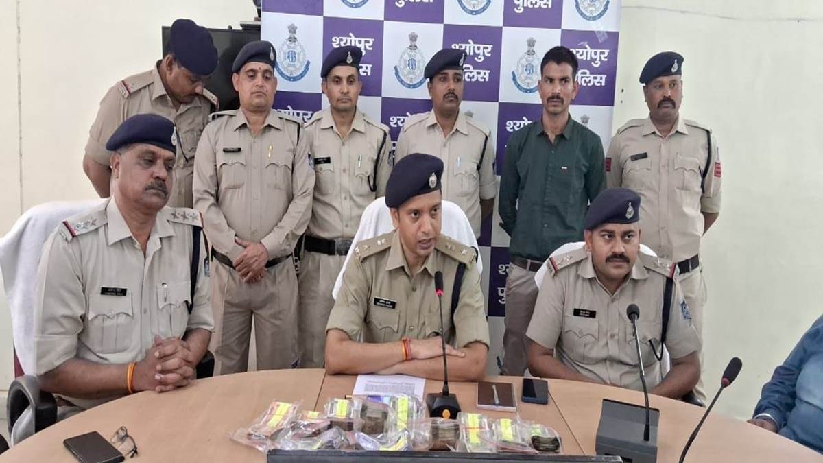 Sheopur News: पुलिस ने किया बैंक आफ बड़ौदा में हुई चोरी का खुलासा, चोरों के घर से 3 लाख 99 हजार रुपये बरामद