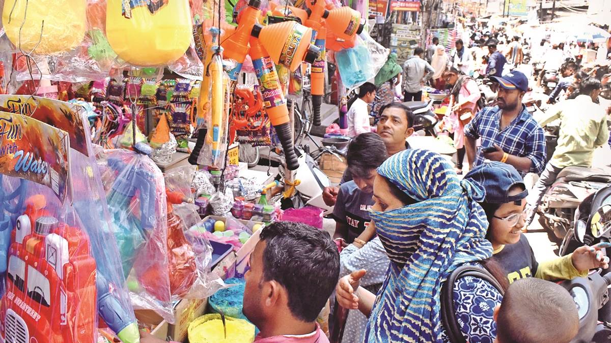 Holi 2024: होली पर बाजार में बरसेंगे 300 करोड़, सबसे ज्यादा मार्केट में मोदी मुखौटे के साथ इन चीजों की बढ़ी डिमांड
