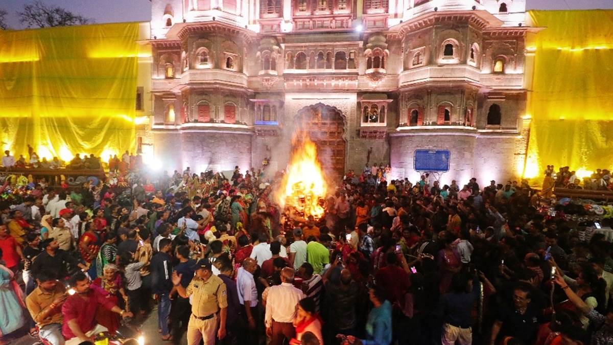 Holi 2024: इंदौर में निभाई 295 साल से चली आ रही परंपरा, सबसे पहले जली राजवाड़ा चौक पर सरकारी होली