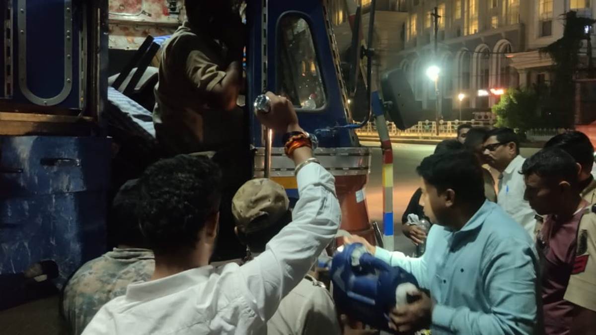 Raipur: कार को बचाने अचानक मारी ब्रेक, केबिन में फंसा ट्रक ड्राइवर, तीन घंटे रेस्क्यू के बाद पुलिस ने सुरक्षित निकाला