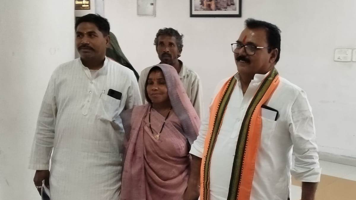 रतलाम कलेक्टर- जिला पंचायत अध्यक्ष में हुई सुलह, मुलकात का समय न मिलने पर दिया था धरना