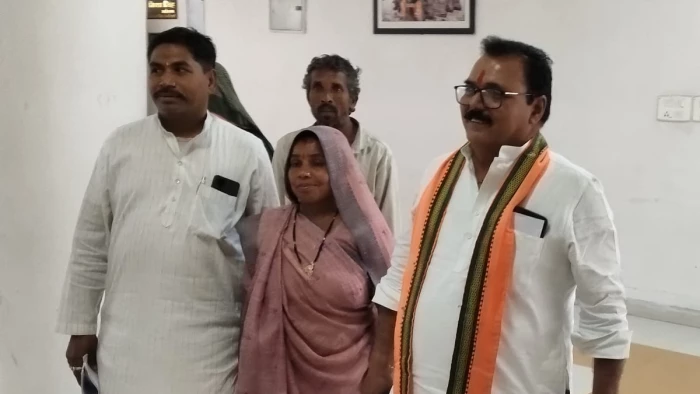 रतलाम कलेक्टर- जिला पंचायत अध्यक्ष में हुई सुलह, मुलकात का समय न मिलने पर दिया था धरना