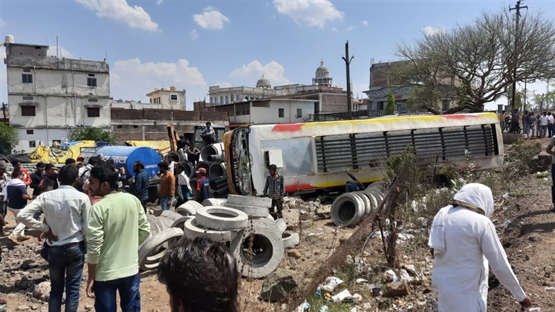 Accident In Dindori : कालेज तिराहा के पास अनियंत्रित होकर पलटी बस, कंडक्टर घायल