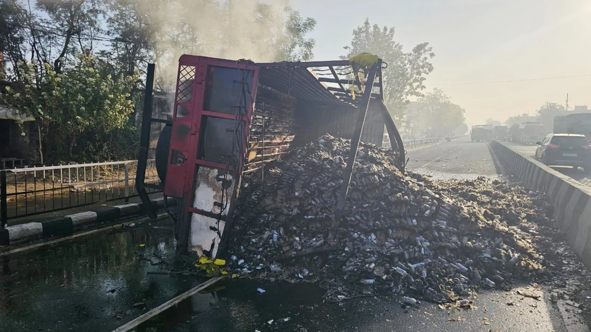 Fire after a truck full of English liquor overturned, driver dies ... accident on Indore-Bhopal road in Sehore